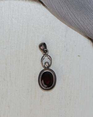 Vintage Lucas Lameth Sterling Silver Garnet Pendant 1.9G / 1in N1651